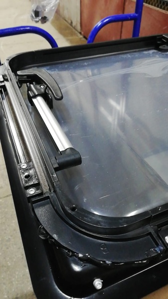 Окно откидное Mobile Comfort W7040R 700x400 мм, штора рулонная, антимоскитка